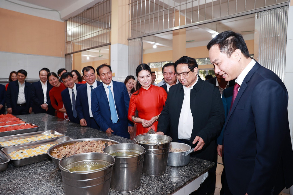 Thủ tướng Phạm Minh Chính kiểm tra cơ sở vật chất và công tác chăm sóc trẻ em tại Trung tâm bảo trợ xã hội tỉnh Hải Dương. (Ảnh: Dương Giang/TTXVN)