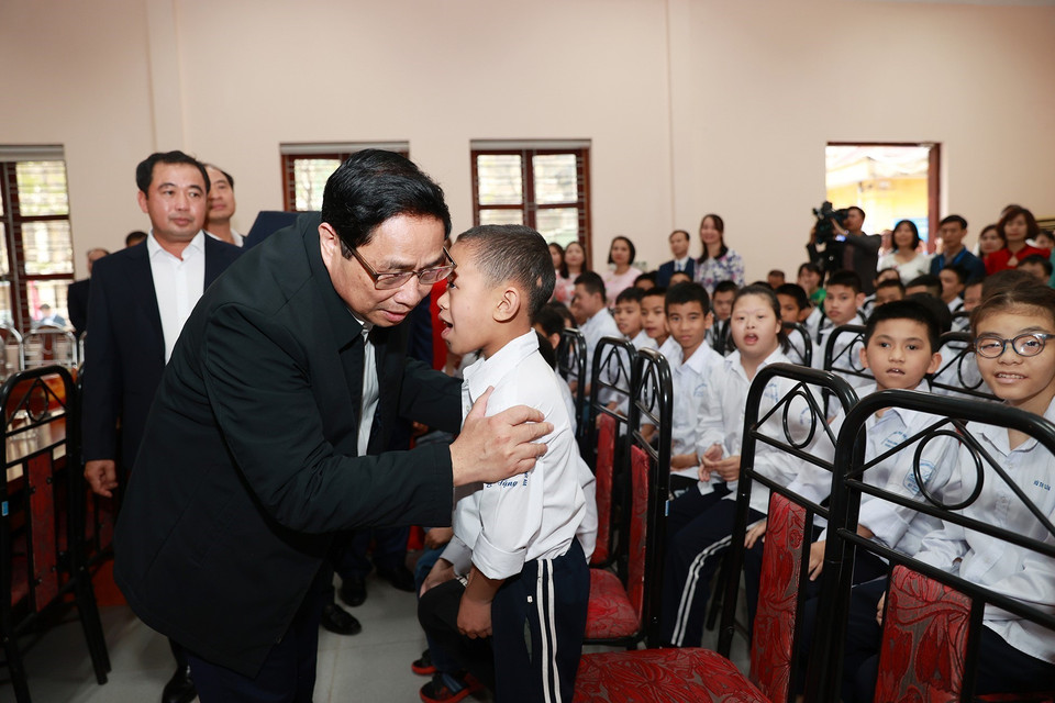 Sự gần gũi của Thủ tướng Phạm Minh Chính với các em nhỏ tại Trung tâm bảo trợ xã hội tỉnh Hải Dương. (Ảnh: Dương Giang/TTXVN)