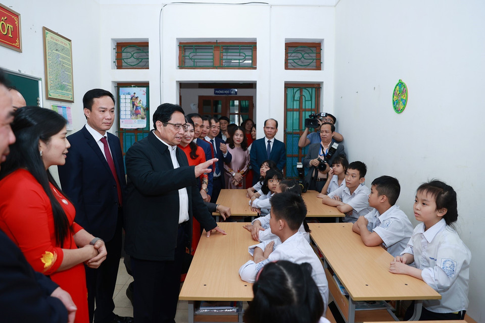 Thủ tướng Phạm Minh Chính gặp gỡ, giao lưu với trẻ khuyết tật tại Trung tâm bảo trợ xã hội tỉnh Hải Dương. (Ảnh: Dương Giang/TTXVN)