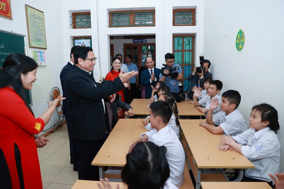 Thủ tướng Phạm Minh Chính gặp gỡ, giao lưu với trẻ khuyết tật tại Trung tâm bảo trợ xã hội tỉnh Hải Dương. (Ảnh: Dương Giang/TTXVN)