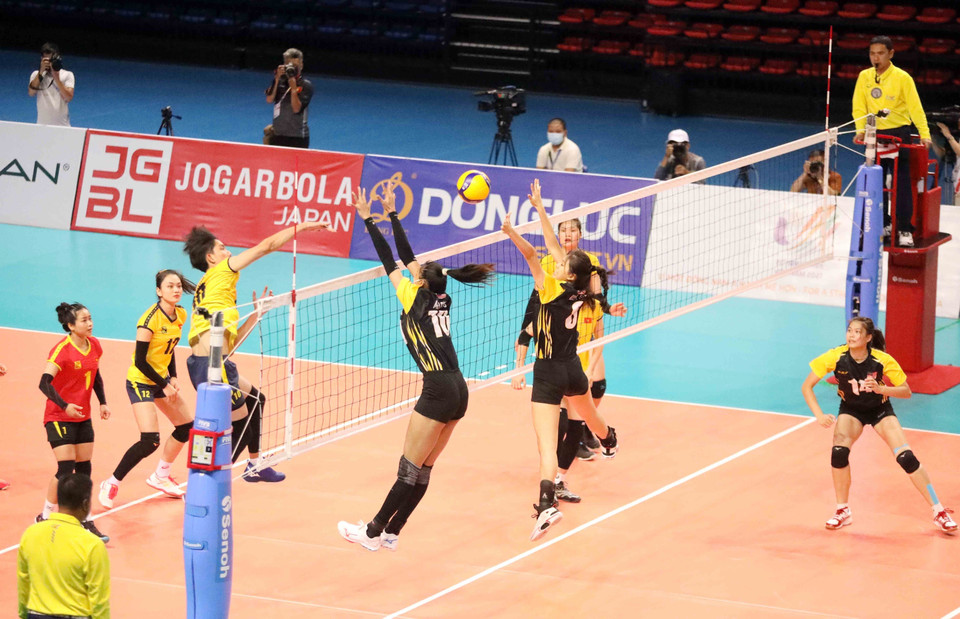 Một pha đập bóng xuyên qua chắn của vận động viên nữ Việt Nam. (Ảnh: Anh Tuấn/TTXVN)