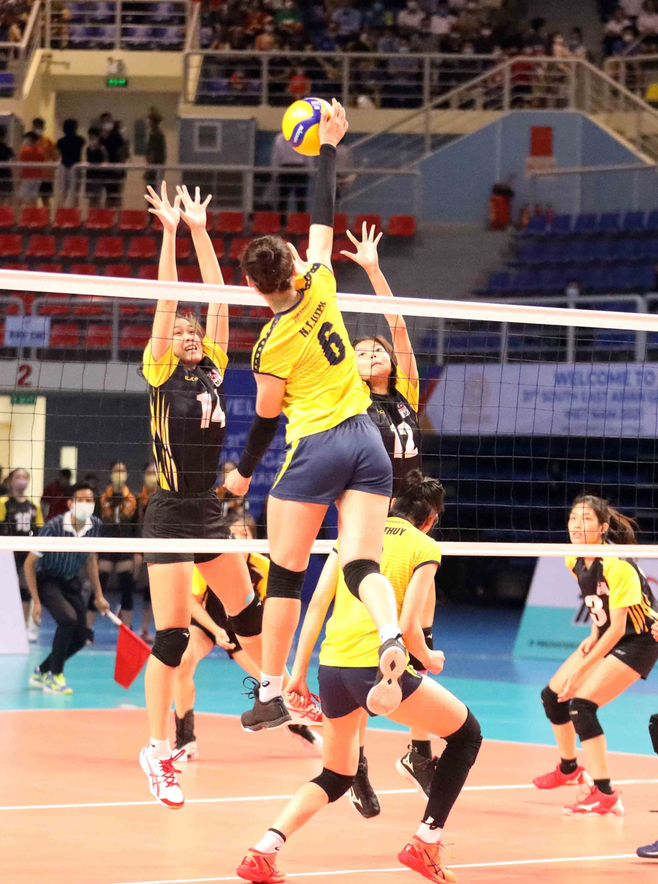 Vận động viên số 16 của nữ Việt Nam bỏ nhỏ qua tầm tay chắn của các vận động viên nữ Malaysia. (Ảnh: Anh Tuấn/TTXVN)