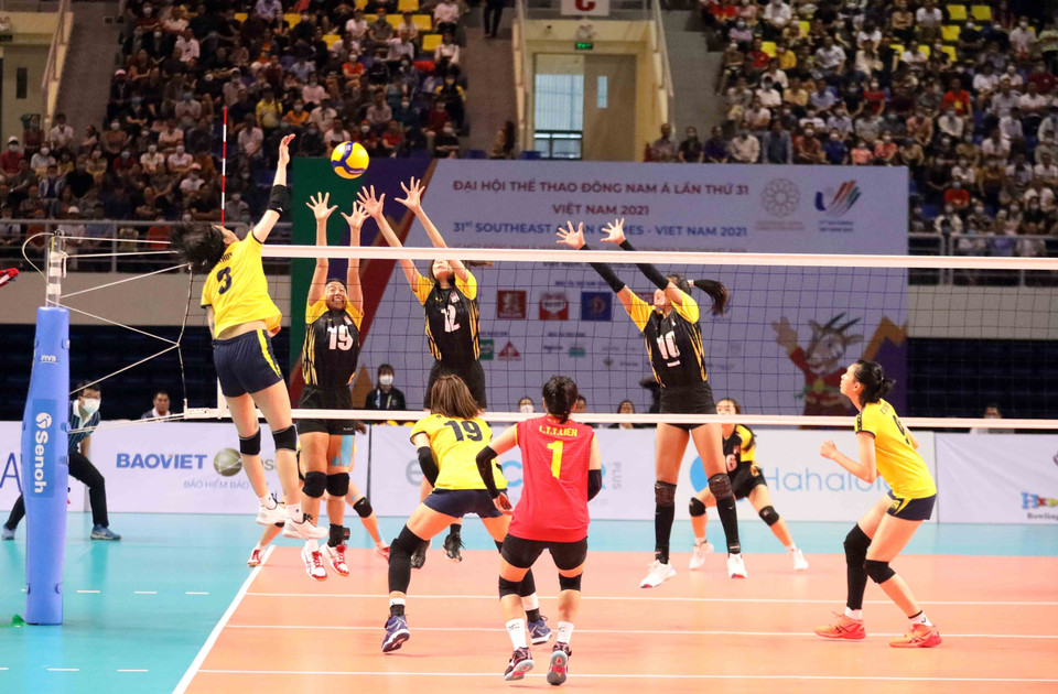 Pha đập bóng của vận động viên số 3 nữ Việt Nam trước 3 cặp tay chắn của các vận động viên nữ Malaysia. (Ảnh: Anh Tuấn/TTXVN)