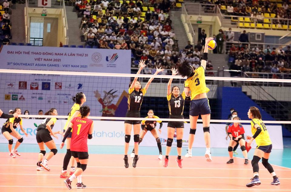 Pha đập bóng vào góc xa của vận động viên số 3 nữ Việt Nam. (Ảnh: Anh Tuấn/TTXVN)