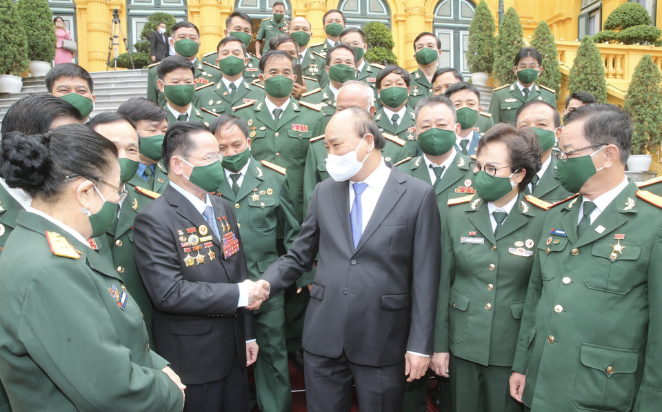 Chủ tịch nước Nguyễn Xuân Phúc với các đại biểu doanh nhân là cựu chiến binh. (Ảnh: Lâm Khánh/TTXVN)