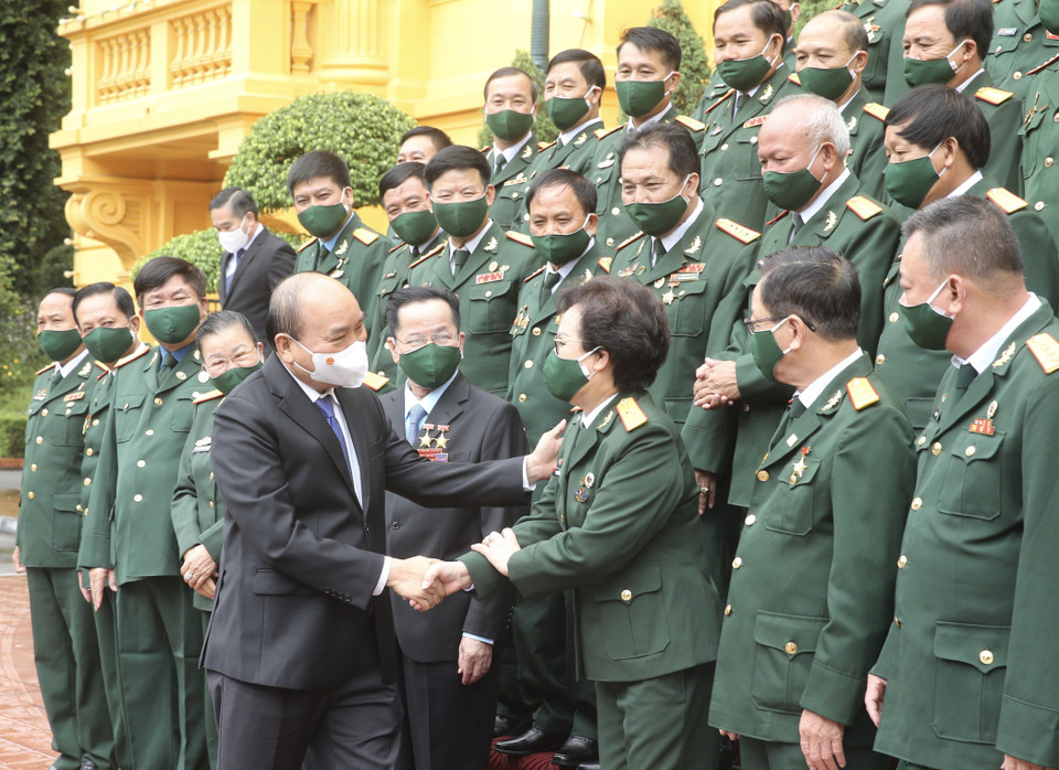 Chủ tịch nước Nguyễn Xuân Phúc bắt tay đại biểu doanh nhân là cựu chiến binh. (Ảnh: Lâm Khánh/TTXVN)