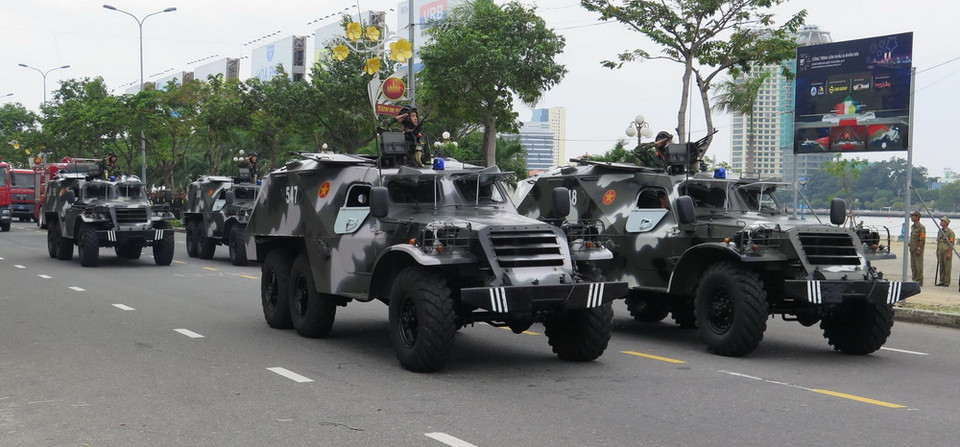 Các lực lượng phối hợp diễn tập phương án bảo vệ Tuần lễ cấp cao APEC 2017 tại buổi tổng duyệt. (Ảnh: Trần Lê Lâm/TTXVN)