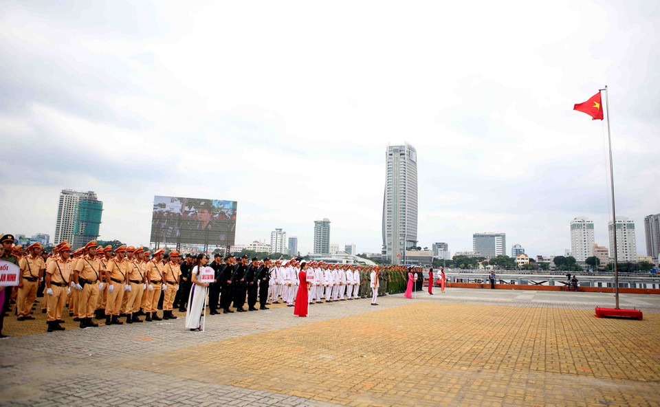 Các lực lượng phối hợp diễn tập phương án bảo vệ Tuần lễ cấp cao APEC 2017 tại buổi tổng duyệt. (Ảnh: Trần Lê Lâm/TTXVN)