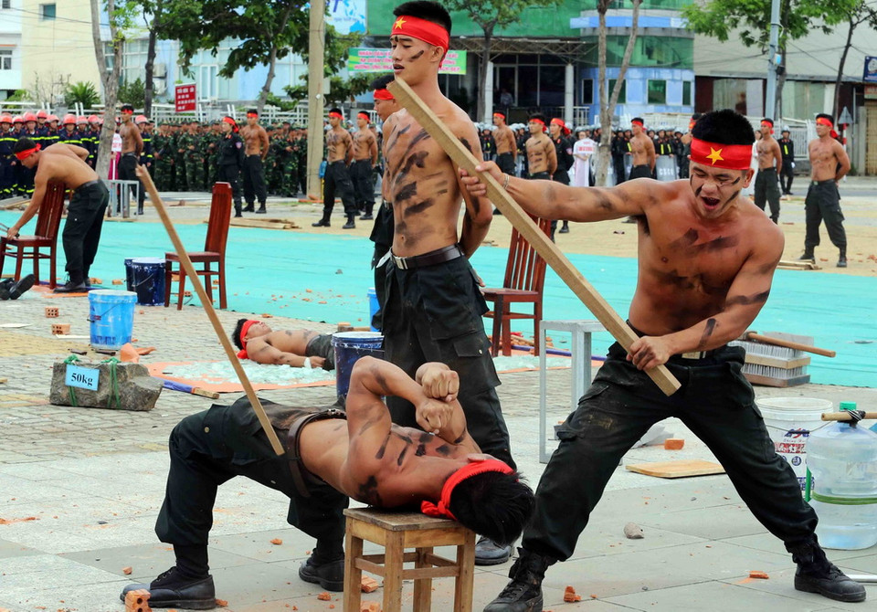 Các lực lượng phối hợp diễn tập phương án bảo vệ Tuần lễ cấp cao APEC 2017 tại buổi tổng duyệt. (Ảnh: Trần Lê Lâm/TTXVN)