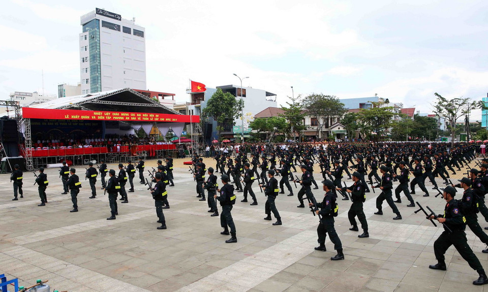 Các lực lượng phối hợp diễn tập phương án bảo vệ Tuần lễ cấp cao APEC 2017 tại buổi tổng duyệt. (Ảnh: Trần Lê Lâm/TTXVN)