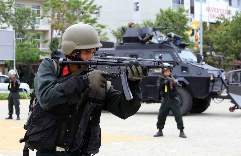 Các lực lượng phối hợp diễn tập phương án bảo vệ Tuần lễ cấp cao APEC 2017 tại buổi tổng duyệt. (Ảnh: Trần Lê Lâm/TTXVN)