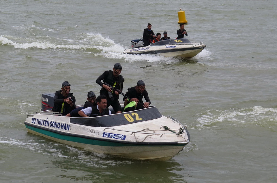 Các lực lượng phối hợp diễn tập phương án bảo vệ Tuần lễ cấp cao APEC 2017 tại buổi tổng duyệt. (Ảnh: Trần Lê Lâm/TTXVN)