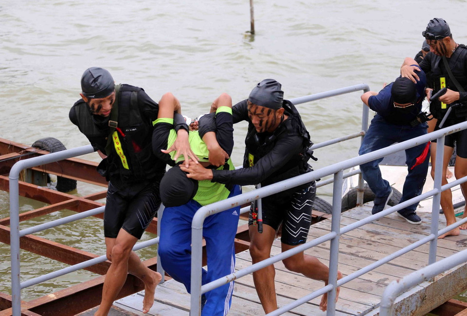 Các lực lượng phối hợp diễn tập phương án bảo vệ Tuần lễ cấp cao APEC 2017 tại buổi tổng duyệt. (Ảnh: Trần Lê Lâm/TTXVN)