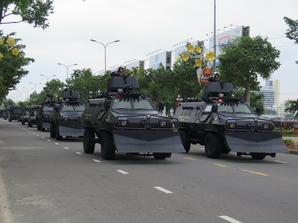 Các lực lượng phối hợp diễn tập phương án bảo vệ Tuần lễ cấp cao APEC 2017 tại buổi tổng duyệt. (Ảnh: Trần Lê Lâm/TTXVN)