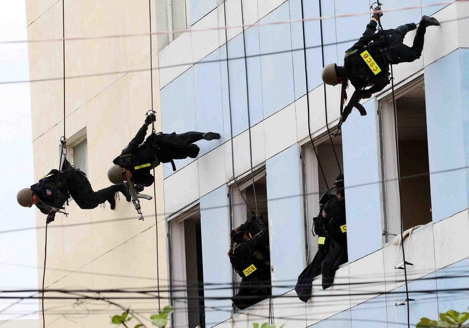 Các lực lượng phối hợp diễn tập phương án bảo vệ Tuần lễ cấp cao APEC 2017 tại buổi tổng duyệt. (Ảnh: Trần Lê Lâm/TTXVN)