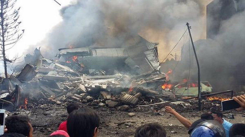 Theo AFP, hàng chục thi thể được đưa tới nhà xác bệnh viện, trong khi còn rất nhiều thi thể mắc kẹt trong đống đổ nát. 