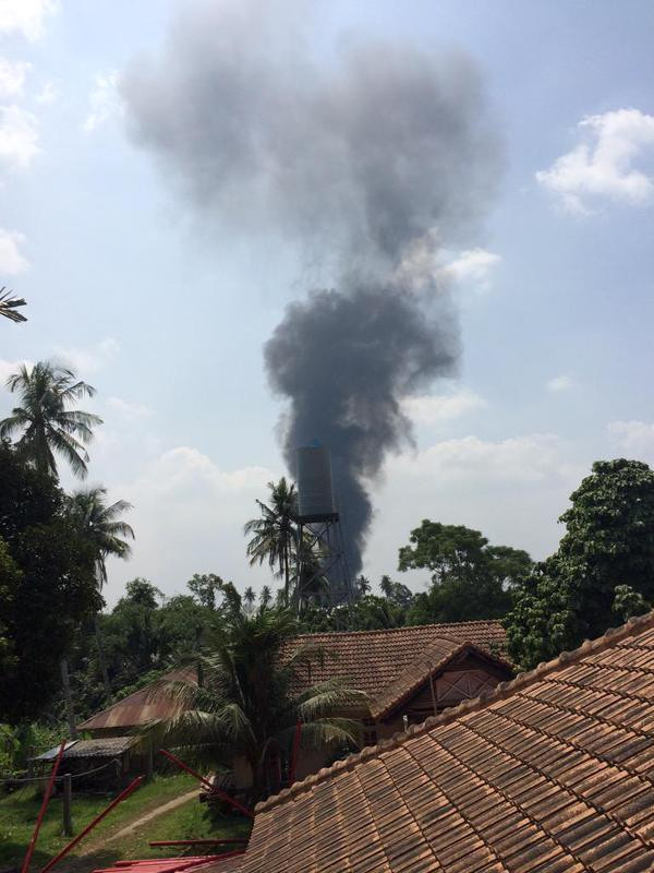 Một bức ảnh chụp không xa hiện trường, khói đen bốc lên.