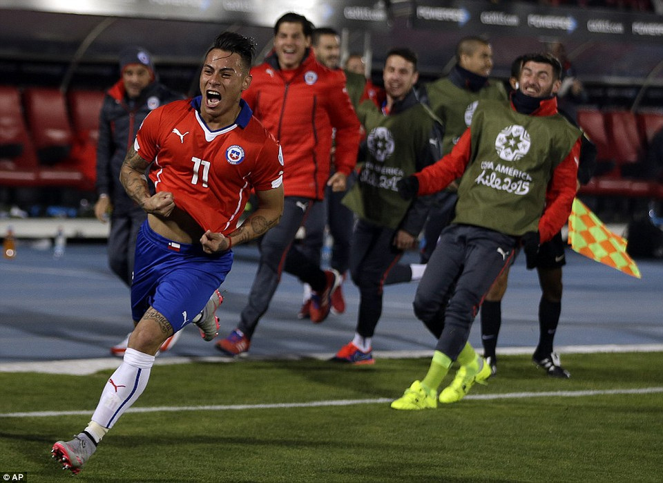 Eduardo Vargas mang chiến thắng về cho Chile.