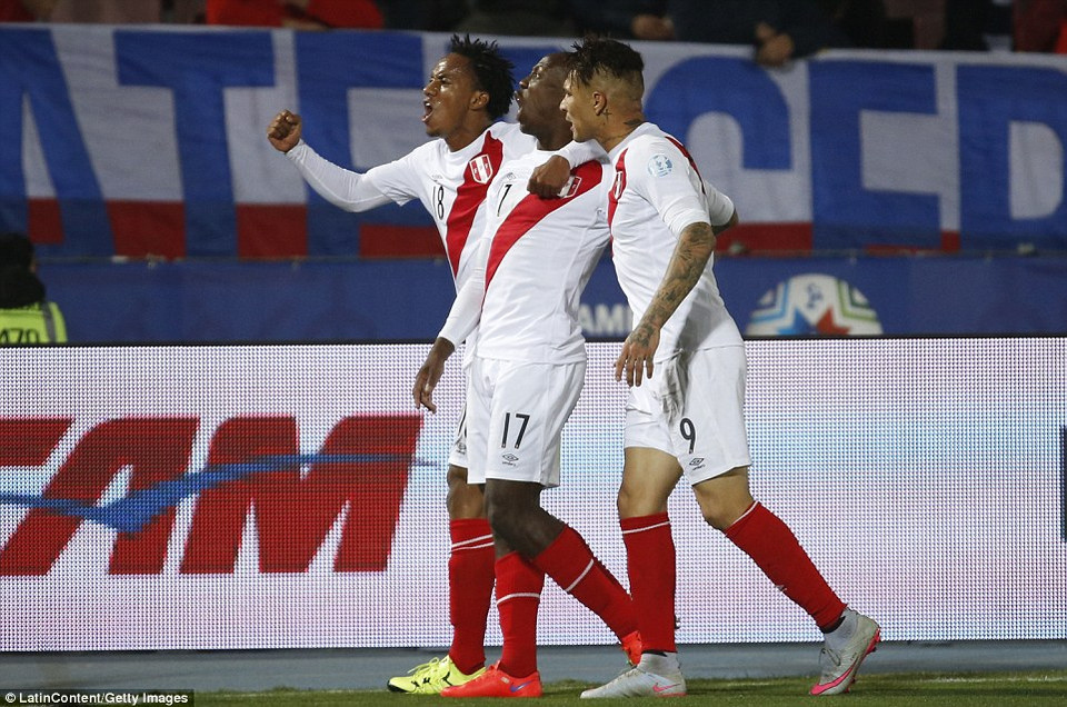 Nhưng niềm vui của Peru chỉ tồn tại đúng 3 phút, trước khi...