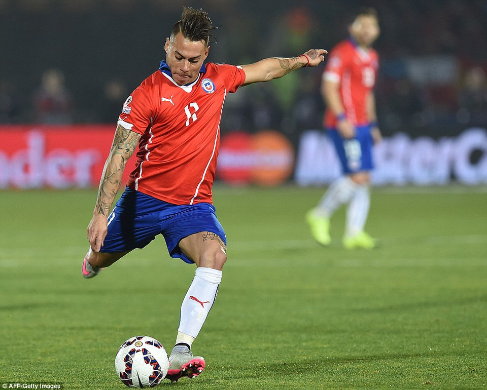 Vargas tung ra cú sút căng...