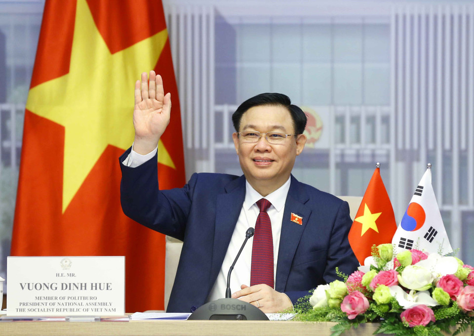 Chủ tịch Quốc hội Vương Đình Huệ chào Chủ tịch Quốc hội Hàn Quốc Park Byeong Seug. (Ảnh: Doãn Tấn/TTXVN)