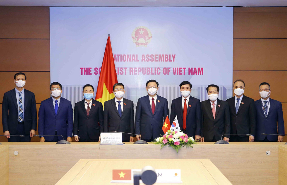 Chủ tịch Quốc hội Vương Đình Huệ và đoàn đại biểu Việt Nam tại buổi hội đàm trực tuyến với Chủ tịch Quốc hội Hàn Quốc Park Byeong Seug. (Ảnh: Doãn Tấn/TTXVN)