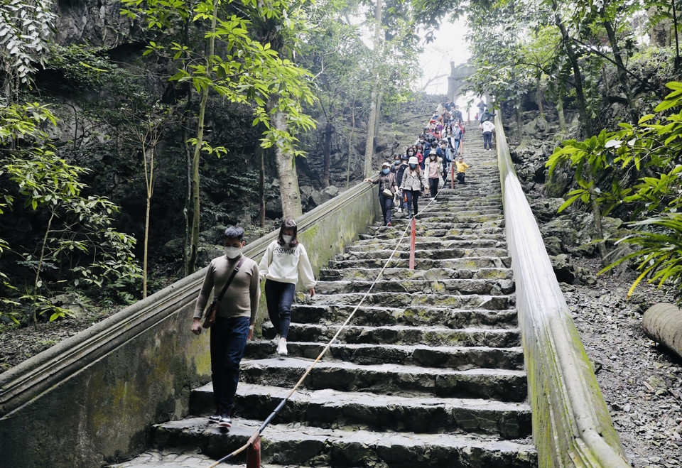 Người dân đến tham quan chùa Hương trong ngày rằm tháng giêng. (Ảnh: Trần Việt/TTXVN)