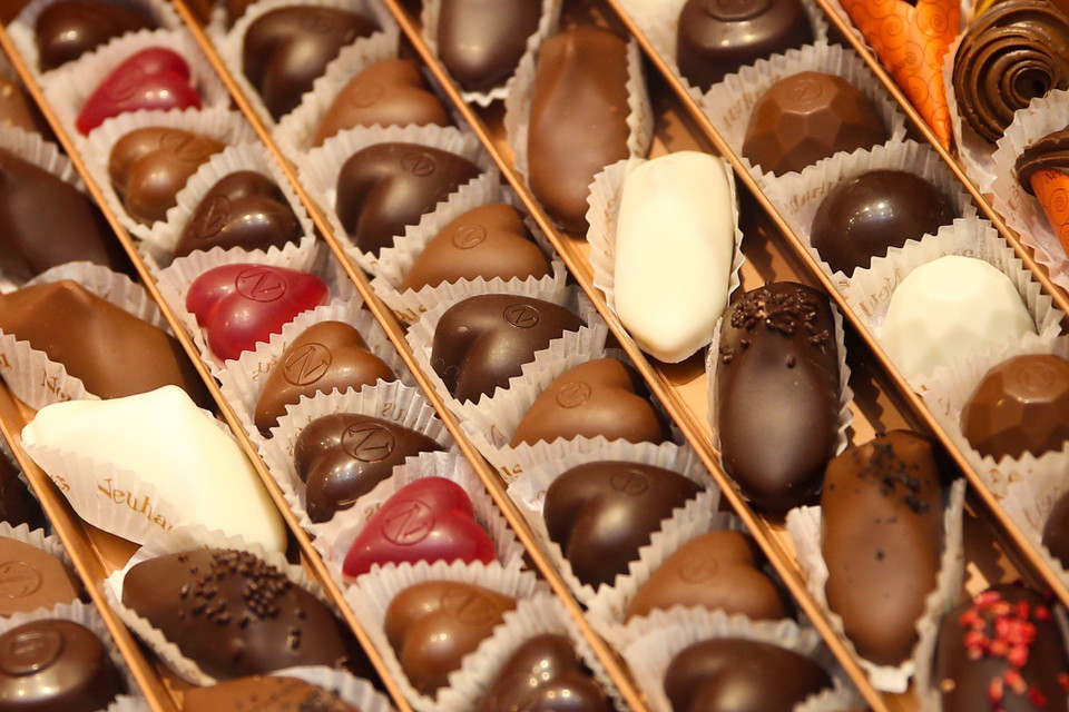 Các loại kẹo chocolate mang chủ đề Valentine’s Day được bày bán tại cửa hàng ở Brussels, Bỉ. (Ảnh: THX/TTXVN)