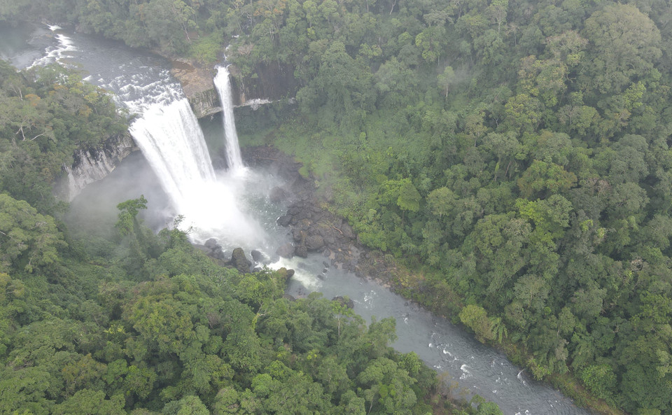 Thác K50 - thác hang Én, điểm đến lý tưởng cho du khách muốn trải nghiệm khung cảnh núi rừng Tây Nguyên. (Ảnh: Hồng Điệp/TTXVN)