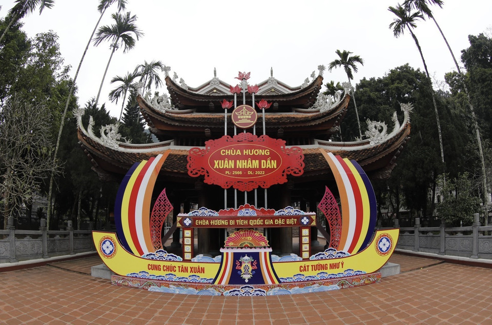 Biển hiệu chào mừng đón du khách đến hành hương tham quan. (Ảnh: Trần Việt/TTXVN)