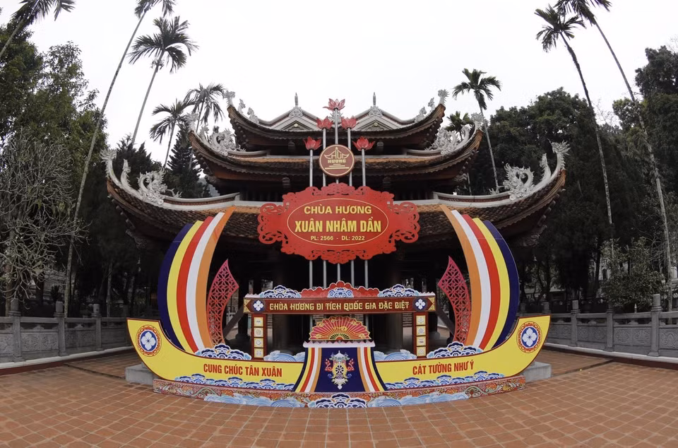 Biển hiệu chào mừng đón du khách đến hành hương tham quan. (Ảnh: Trần Việt/TTXVN)
