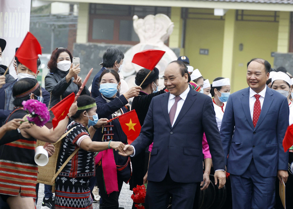 Hình ảnh Chủ tịch nước Nguyễn Xuân Phúc với các đại biểu dân tộc thiểu số tại Ngày hội Sắc Xuân trên mọi miền Tổ quốc năm 2022. (Ảnh: Thống Nhất/TTXVN)