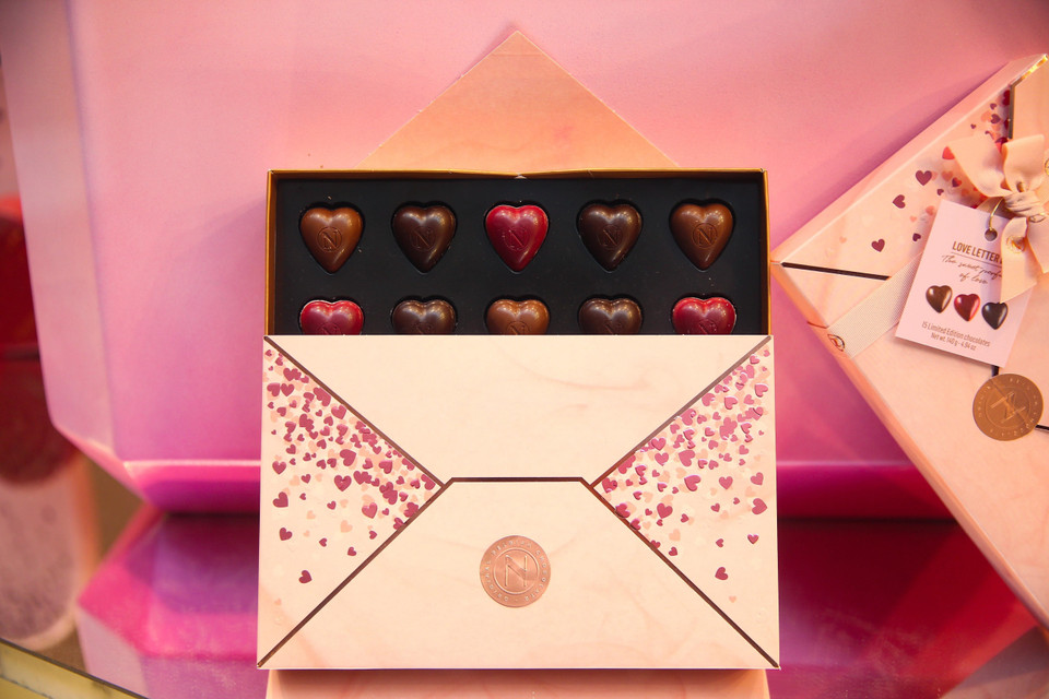 Các loại kẹo chocolate mang chủ đề Valentine’s Day được bày bán tại cửa hàng ở Brussels, Bỉ. (Ảnh: THX/TTXVN)