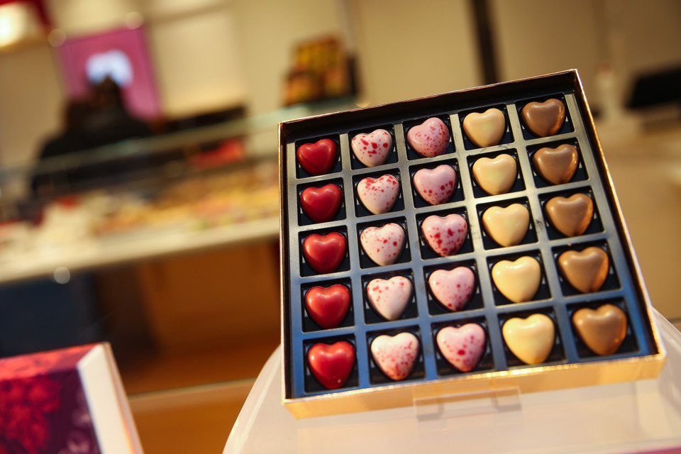 Các loại kẹo chocolate mang chủ đề Valentine’s Day được bày bán tại cửa hàng ở Brussels, Bỉ. (Ảnh: THX/TTXVN)