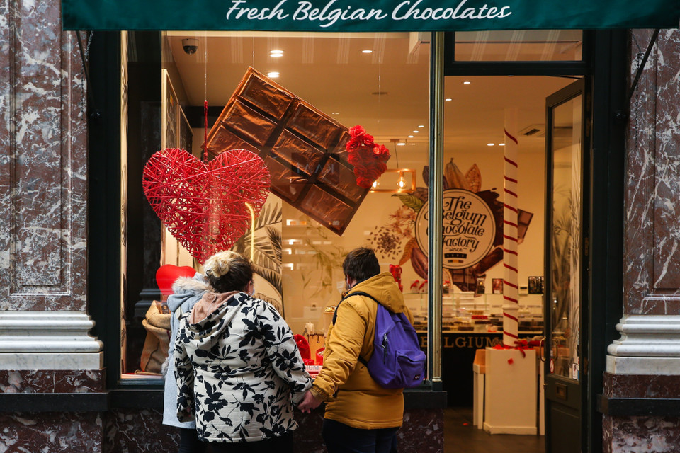 Một cửa hàng ở Brussels bày bán các loại kẹo chocolate mang chủ đề Valentine.(Ảnh: THX/TTXVN)