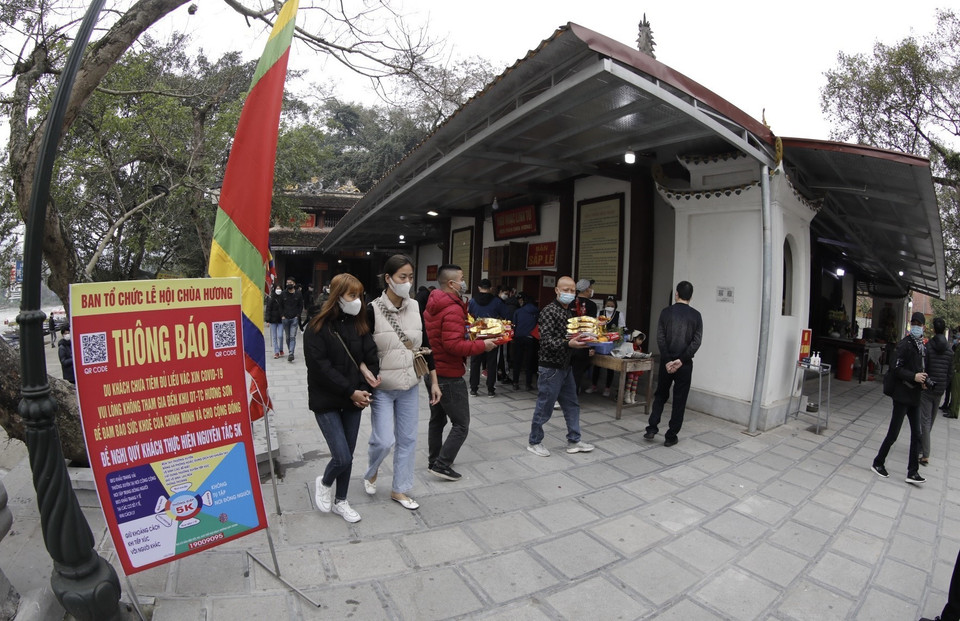 Các biển thông báo thực hiện 5K được đặt tại nhiều khu vực trong chùa Hương. (Ảnh: Trần Việt/TTXVN)