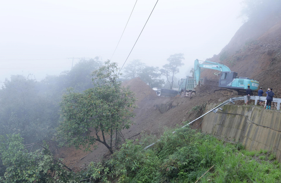 Các phương tiện không thể di chuyển được do đường sạt lở tại km 43+500 địa phận xã Hồng Thu. (Ảnh: Quý Trung/TTXVN) 