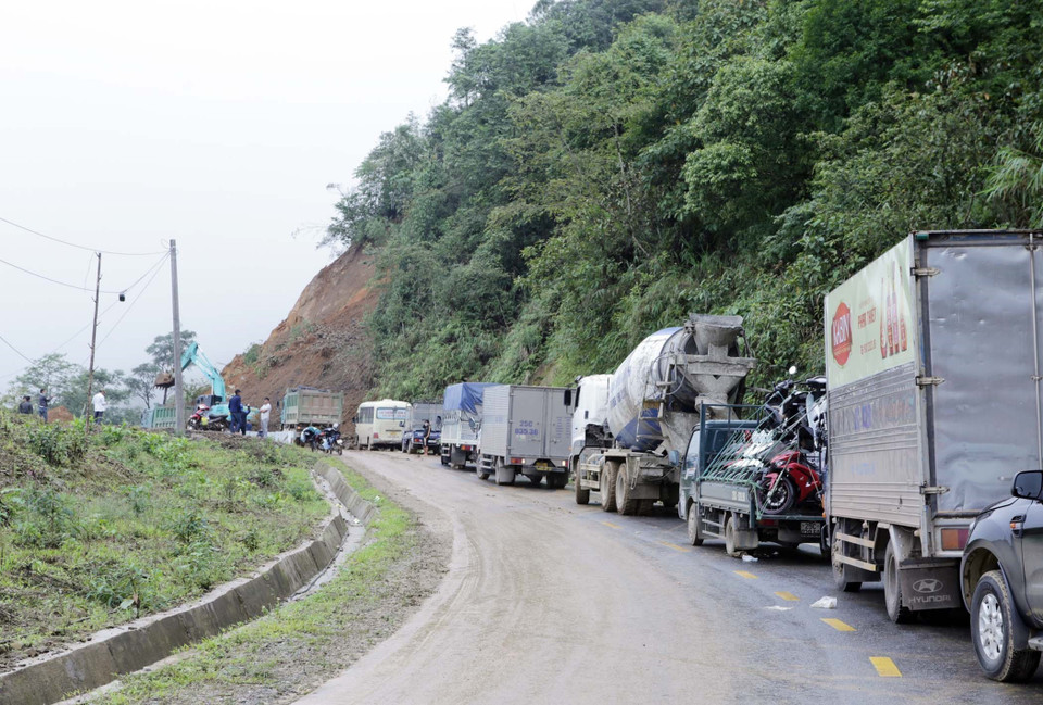 Sạt lở gây ách tác giao thông cục bộ và ảnh hưởng đến việc đi lại của người dân. (Ảnh: Quý Trung/TTXVN) 