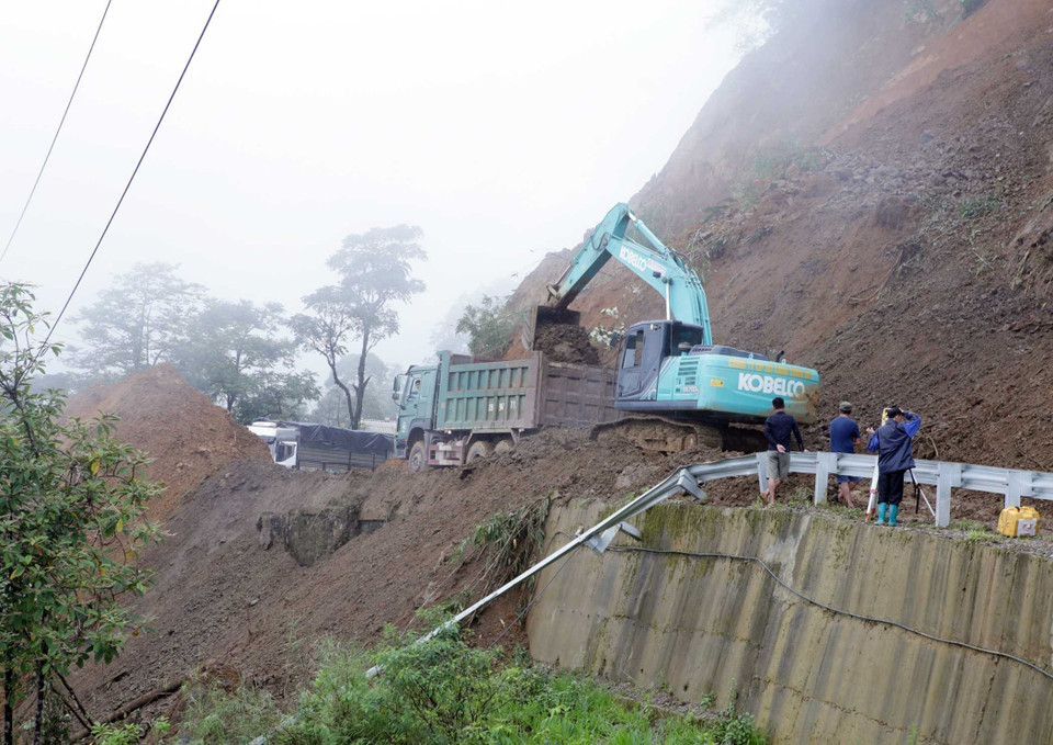 Trong những ngày qua, trên địa bàn tỉnh Lai Châu do mưa lớn kéo dài đã xảy ra sạt lở một số tuyến đường, trong đó có tỉnh lộ 128 và quốc lộ 4H. (Ảnh: Quý Trung/TTXVN) 