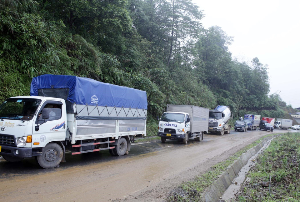 Các phương tiện không thể di chuyển được do đường sạt lở. (Ảnh: Quý Trung/TTXVN) 