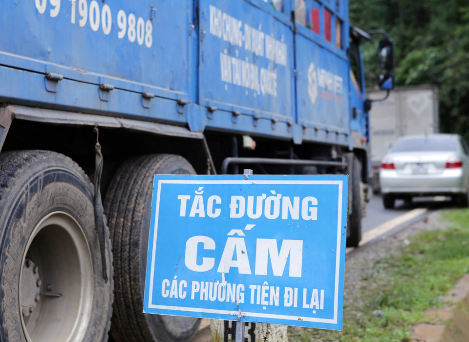 Biển thông báo tắc đường cấm các phương tiện đi lại tại km 43+500 địa phận xã Hồng Thu. (Ảnh: Quý Trung/TTXVN) 