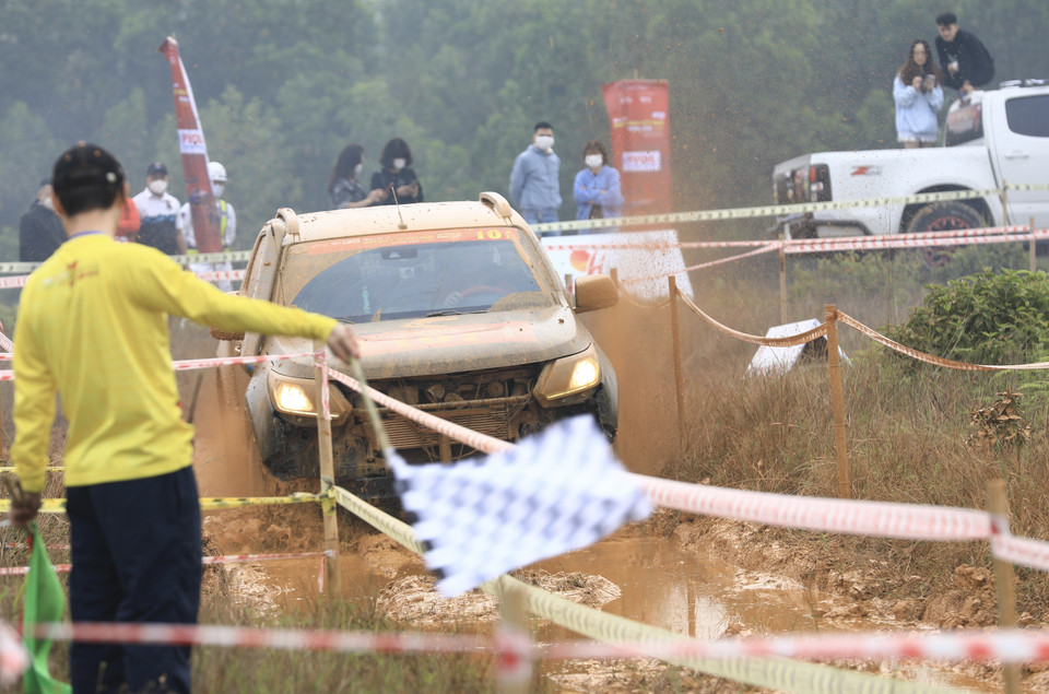 Một đội đua về đích đường đua số 1. (Ảnh: Hoàng Hiếu/TTXVN)