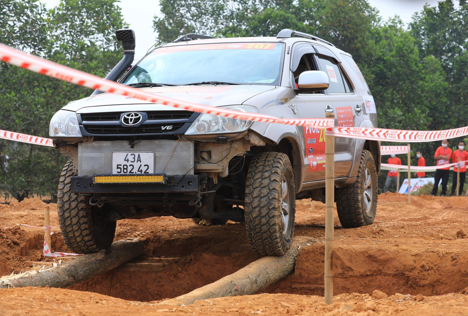 Đội đua 207 qua cầu cạn trên đường đua số 9. (Ảnh: Hoàng Hiếu/TTXVN)