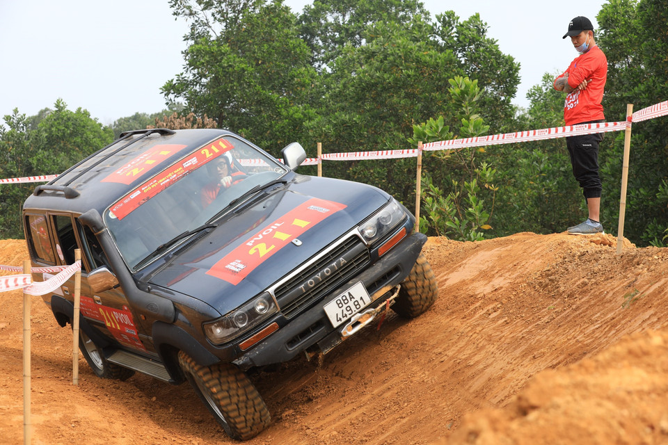 Đội đua số 211 trong bài thi ở đường đua số 9. (Ảnh: Hoàng Hiếu/TTXVN)