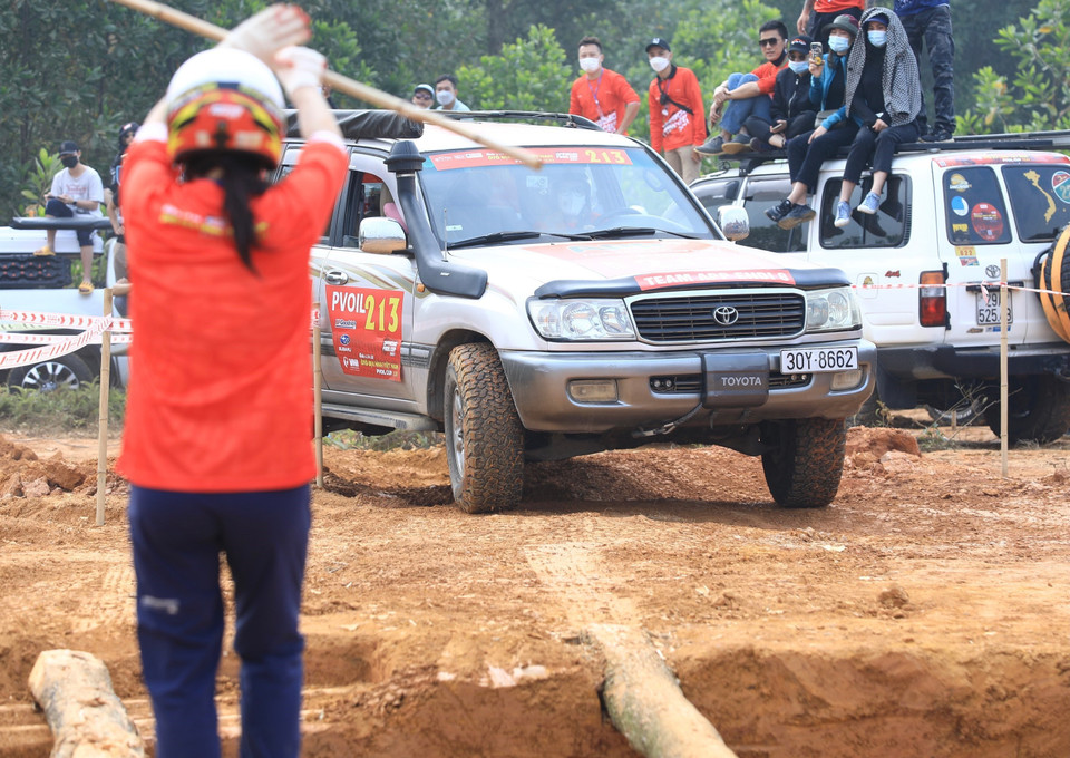 Đội đua 213 trước phần cầu cạn trong bài thi đường đua số 9. (Ảnh: Hoàng Hiếu/TTXVN)