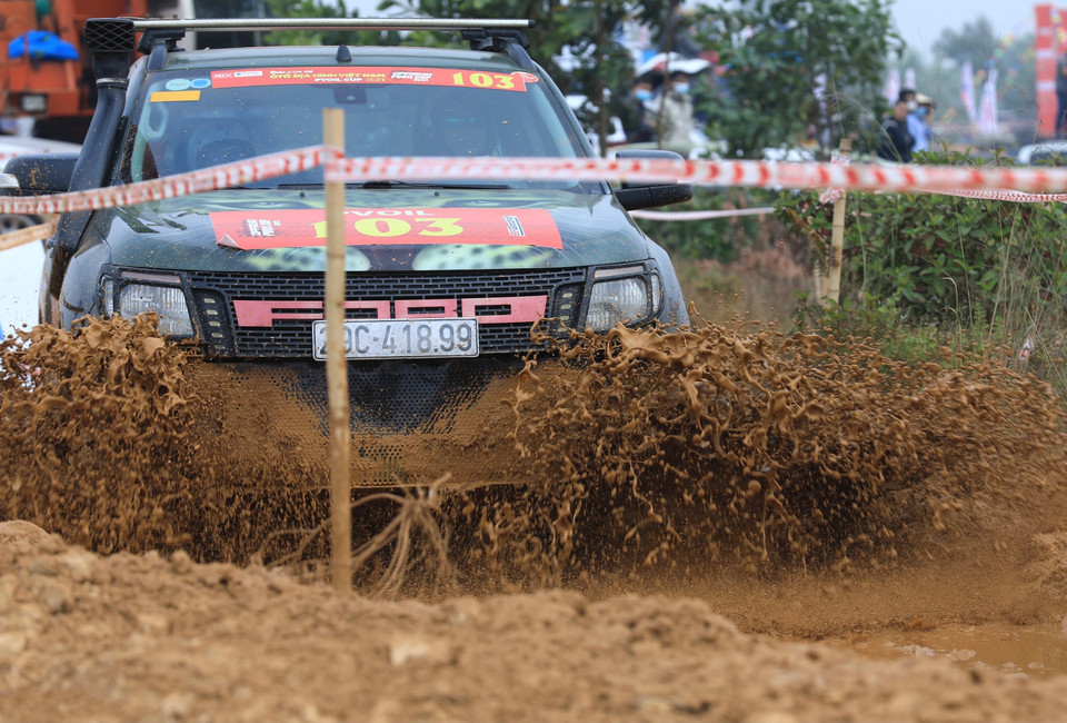 Đội đua 103 thi đấu trên đường đua số 1. (Ảnh: Hoàng Hiếu/TTXVN)