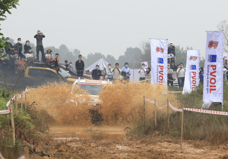 Một đội đua tranh tài ở đường đua số 1. (Ảnh: Hoàng Hiếu/TTXVN)