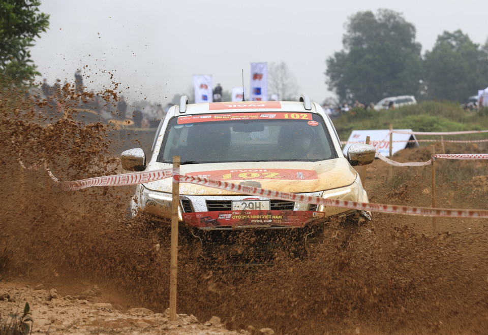 Một đội đua tranh tài ở đường đua số 1. (Ảnh: Hoàng Hiếu/TTXVN)