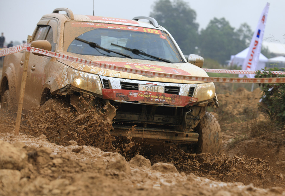 Một đội đua tranh tài ở đường đua số 1. (Ảnh: Hoàng Hiếu/TTXVN)