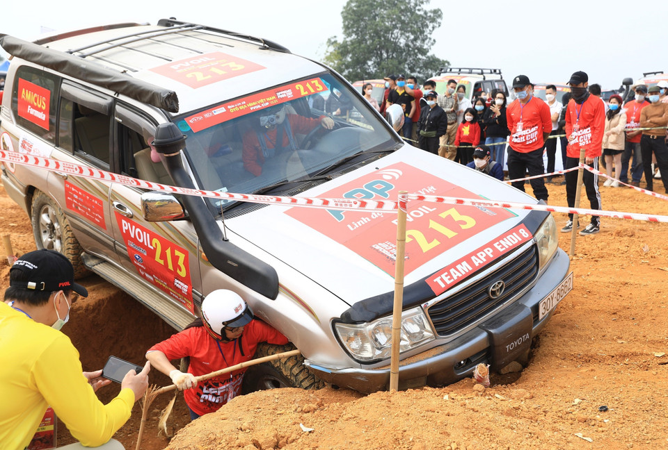 Đội đua 213 cố gắng vượt qua cầu cạn trong bài thi đường đua số 9. (Ảnh: Hoàng Hiếu/TTXVN)